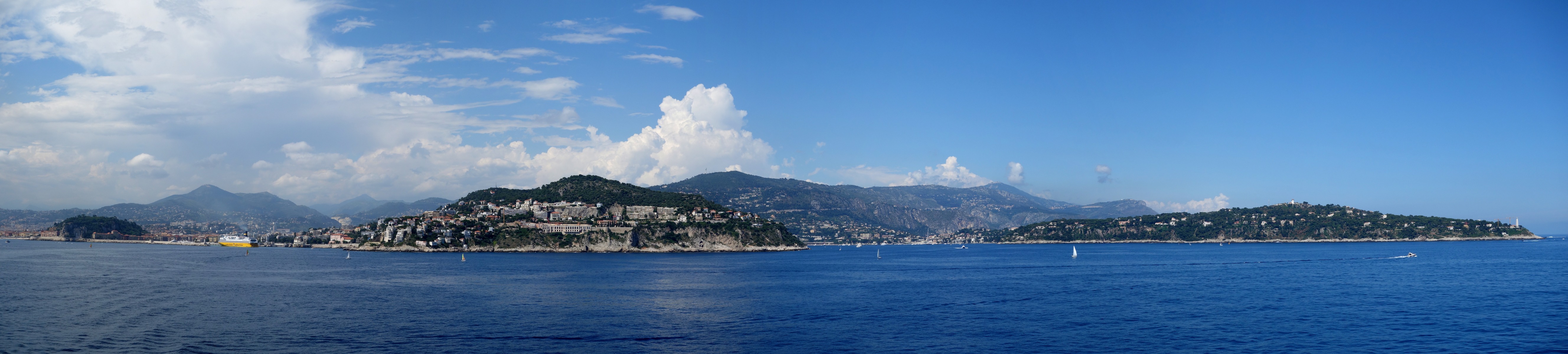Die Küste von Nizza - Letzter Blick auf die Alpen im Hintergrund