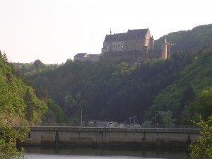 Burg von Vianden über der Our-Staumauer