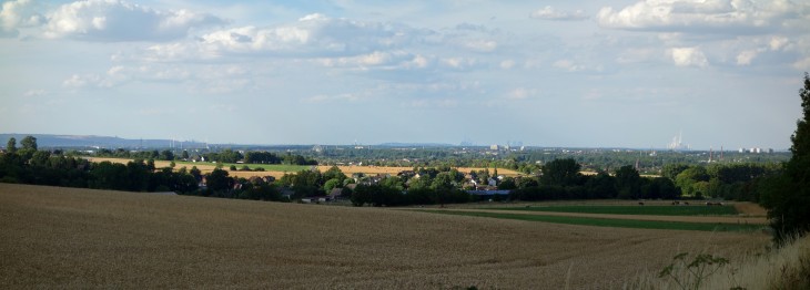 Panorama von Nideggen Richtung Düren - Kraftwerkssammlung am Horizont