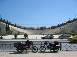 2 MZ Motorräder vor dem Panathenaikon