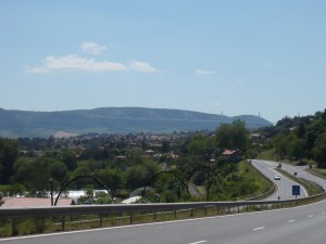 Im Hintergrund die stylische Autobahnbrücke von Millau