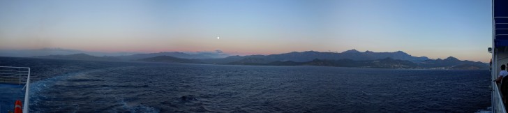 Ankunft Korsika - Idyllischer Sonnenuntergang über der Küste