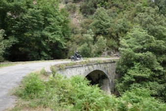 Steinbrücke auf dem Weg nach San Michele