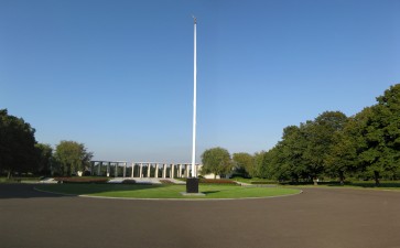 Säulengang des amerikanischen Ehrenfriedhofs von "Henri-Chapelle"
