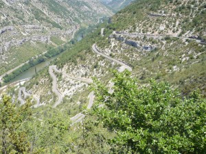 Serpentinenstrecke führt aus dem Gorges du Tarn